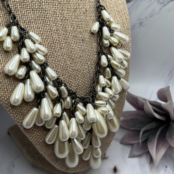 Vintage Faux Pearl & Gunmetal Necklace. - Picture 9 of 10